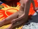 Naken kvinna på stranden