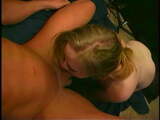 Blondin med naturliga bröst gnuggar sin fitta medan hon suger en kuk